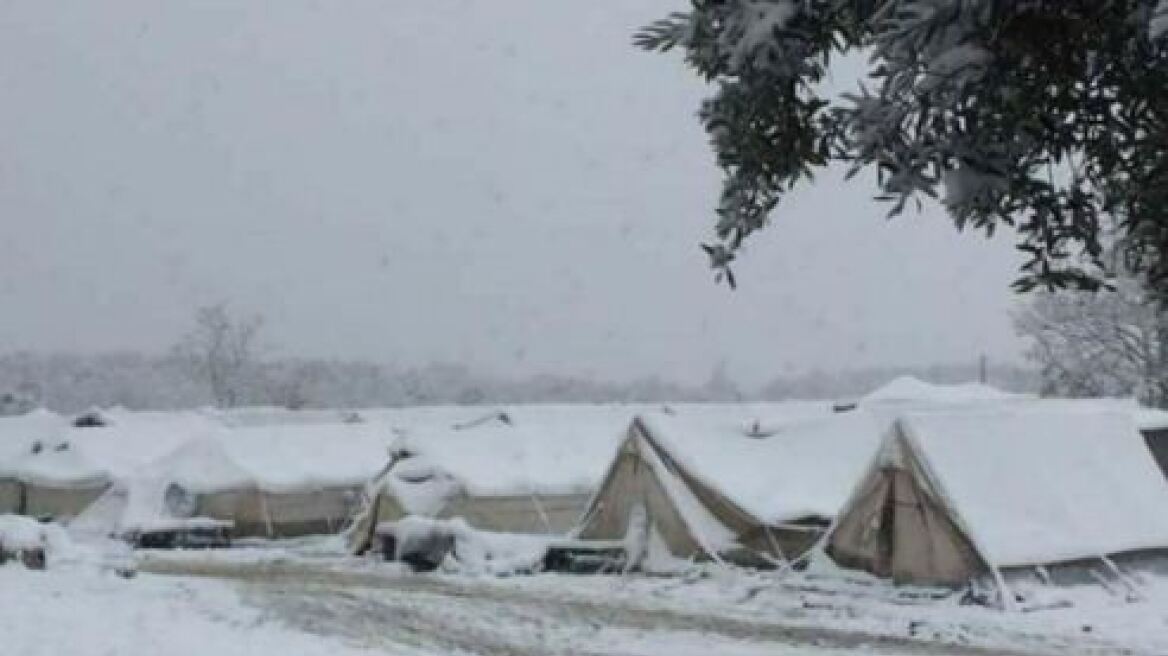 Συγκλονιστική φωτογραφία: «Βουλιάζουν» από το χιόνι οι παγωμένες σκηνές προσφύγων 